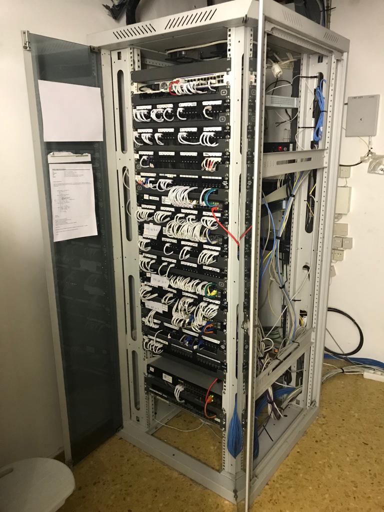 armario de datos informatico ordenado